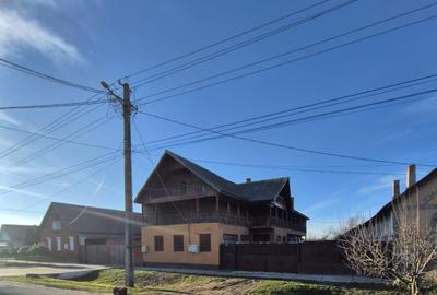 Casă cu 4 camere cu Teren 1933 Mp în Central