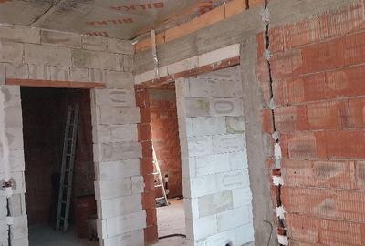 Casă cu 3 camere în Dumbrava