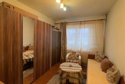 Apartament cu 3 camere decomandat în Petros