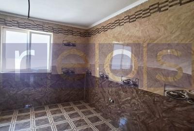 Casă cu 7 camere cu Canalizare în Crângu - 1