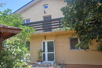 Casă cu 4 camere în Romanești