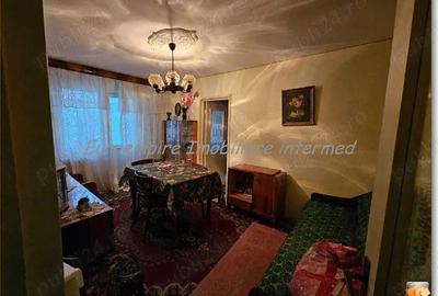 Apartament cu 3 camere semidecomandat în Km 4