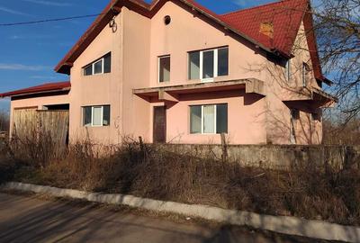 Casă cu 4 camere în Bujoreni