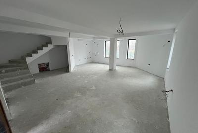 Casă individuală cu 4 camere cu Canalizare în Palazu Mare
