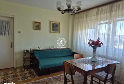 Apartament cu 3 camere semidecomandat în Podu Roș