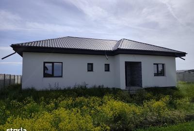 Casă cu 4 camere cu Teren 500 Mp în Săbăreni