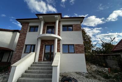 Casă individuală cu 3 camere cu Canalizare în Exterior Est - 1