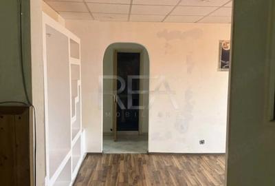 Apartament cu 3 camere semidecomandat în Giurgiului