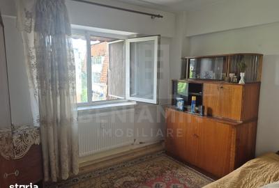 Apartament cu 3 camere decomandat în Sărari