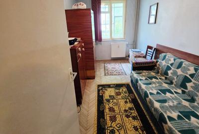 Apartament cu 3 camere decomandat în Republicii