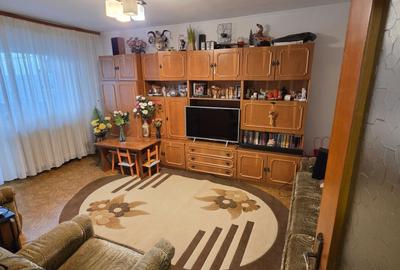 Apartament cu 3 camere decomandat în Roșu