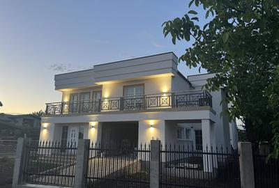Casă cu 4 camere cu Teren 490 Mp în Central - 1