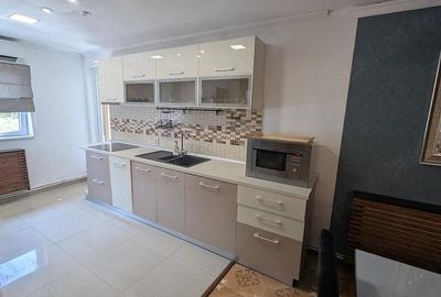 Apartament cu 3 camere decomandat în Tineretului