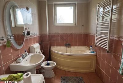 Casă cu 7 camere cu Teren 460 Mp în Central