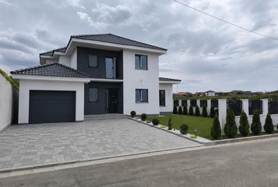 Casă cu 4 camere în Sânmartin