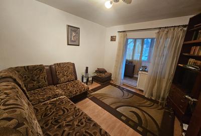 Apartament cu 3 camere decomandat, mobilat în Plopilor