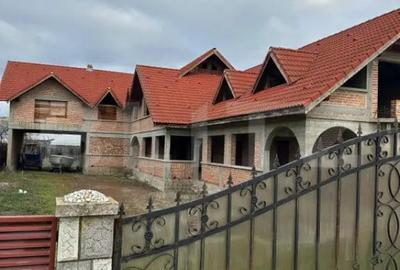 Casă cu 7 camere cu Teren 1400 Mp în Central