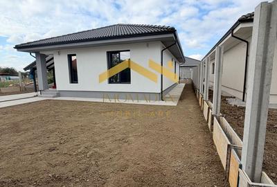Casă individuală cu 4 camere cu Canalizare în Sânmihaiu Român