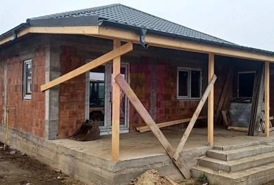 Casă cu 4 camere cu Teren 478 Mp în Săbăreni