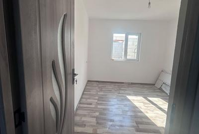 Casă cu 5 camere cu Teren 200 Mp în Lumina