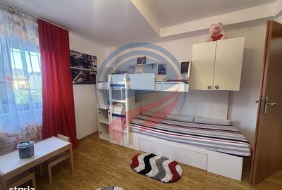 Apartament cu 3 camere în Craiovița Nouă