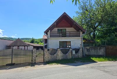 Casă individuală cu 3 camere cu Canalizare în Lăpușnic