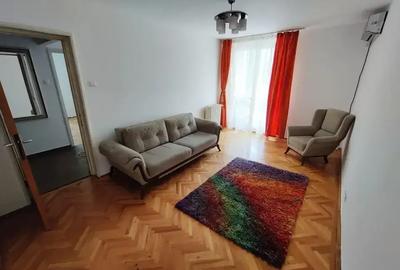 Apartament cu 3 camere semidecomandat, mobilat în Dristor