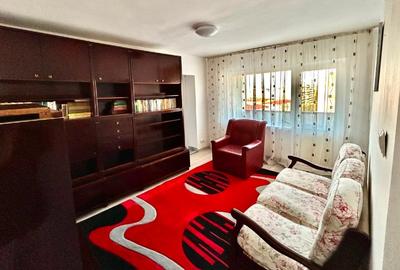Apartament cu 3 camere semidecomandat, mobilat în Cetate