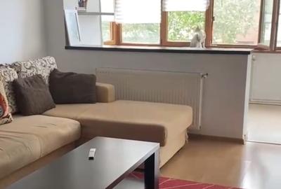Apartament cu 3 camere semidecomandat în Berceni