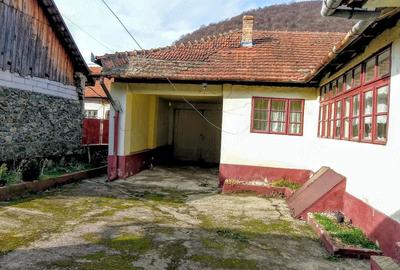 Casă cu 4 camere cu Teren 1697 Mp în Central