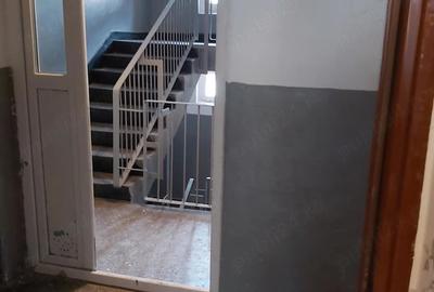Garsonieră decomandată în Titan