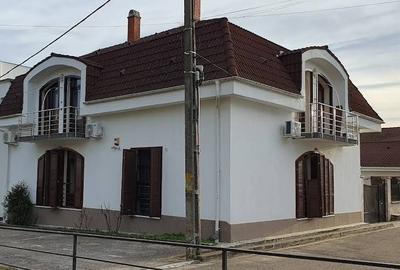 Casă individuală cu 8 camere cu Canalizare în Băile 1 Mai - 1