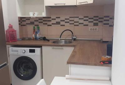 Apartament cu 3 camere semidecomandat în Regina Elisabeta