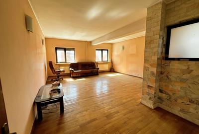 Casă individuală cu 8 camere cu Canalizare în 13 Septembrie - 2