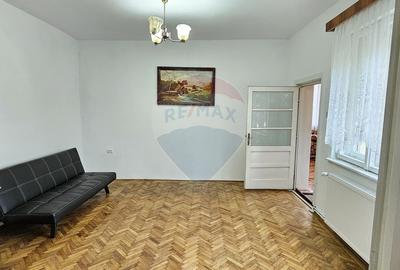 Casa mosnei strada Avram Iancu 2 camere bucatarie baie