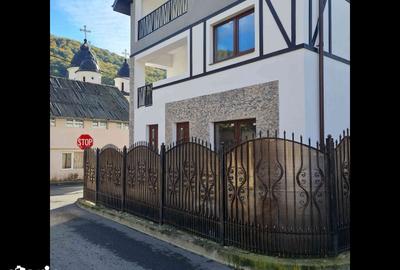 Casă cu 9 camere cu Teren 75 Mp în Central - 11