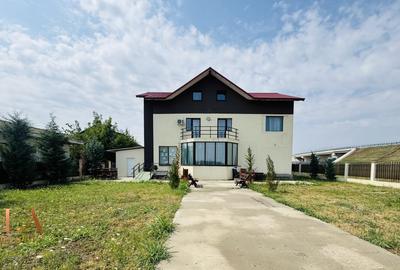 Casă individuală cu 9 camere cu Canalizare în Domnești