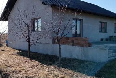 Casă individuală cu 3 camere cu Canalizare în Sânpetru - 1