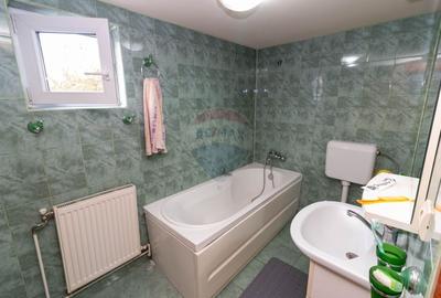 Casa - Vila de vanzare cu 5 camere Valenii de Munte - Strada Bratocea - 8