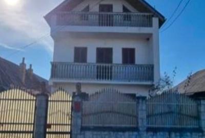 Casă mare cu 2 corpuri în Roznov | 450 mp construiți | Garaj dublu | 110.000 € - 6