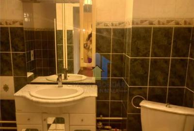 Apartament cu 3 camere decomandat în Călărași