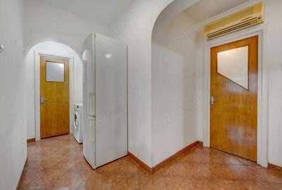 Apartament cu 3 camere decomandat, mobilat în Central