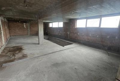 Spațiu comercial, de 600 mp, în Central - 7