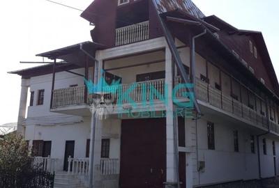 Casă individuală cu 12 camere în Central