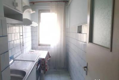 Apartament cu 3 camere semidecomandat în Viziru 1