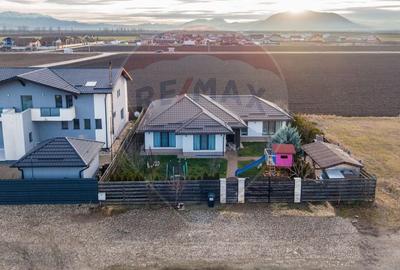 Casă cu 4 camere cu Teren 508 Mp în Hălchiu - 2