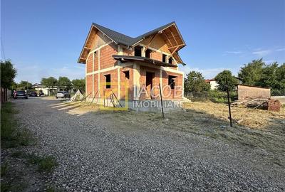 Casă individuală cu 5 camere cu Teren 400 Mp în Calea Moldovei