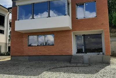 Casă individuală cu 7 camere în Florești