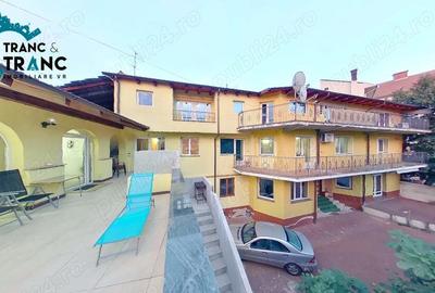 Cladire Centrala pe 3 nivele cu 7 camere si 10 parcari in curte - 1