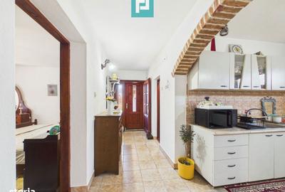 Casă cu 6 camere cu Teren 2029 Mp în Ghioroc - 14